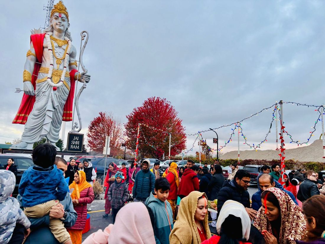 Families with daura beneath the Lord Ram statue